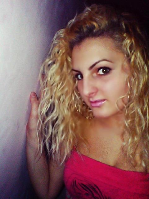13P Romanian women: andreea