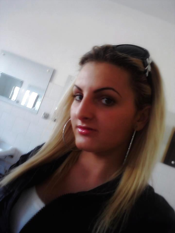 13P Romanian women: andreea