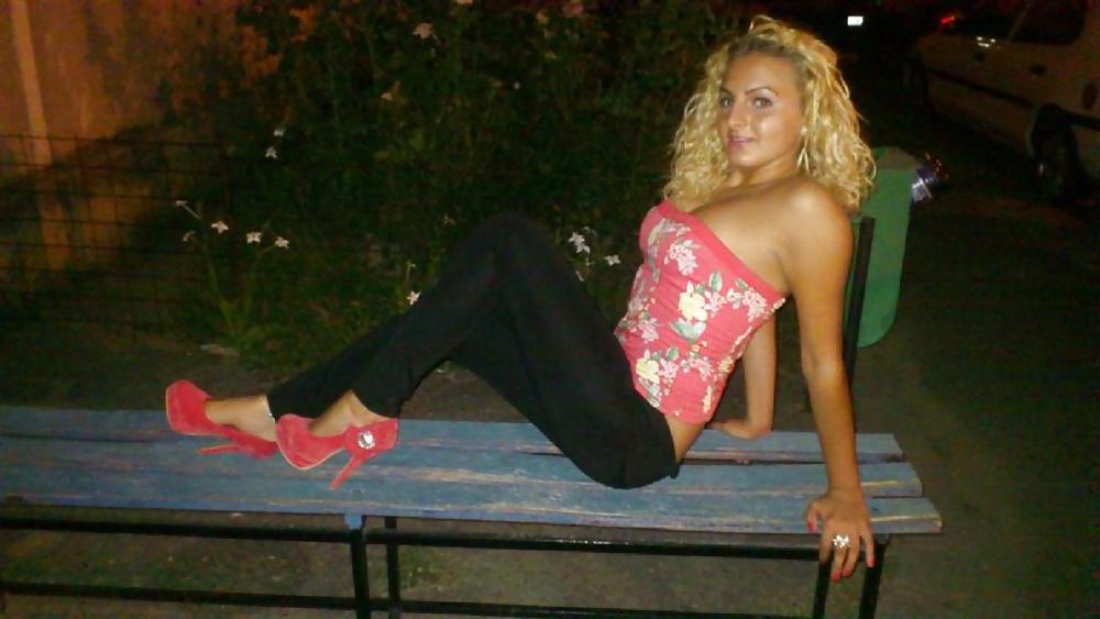 13P Romanian women: andreea