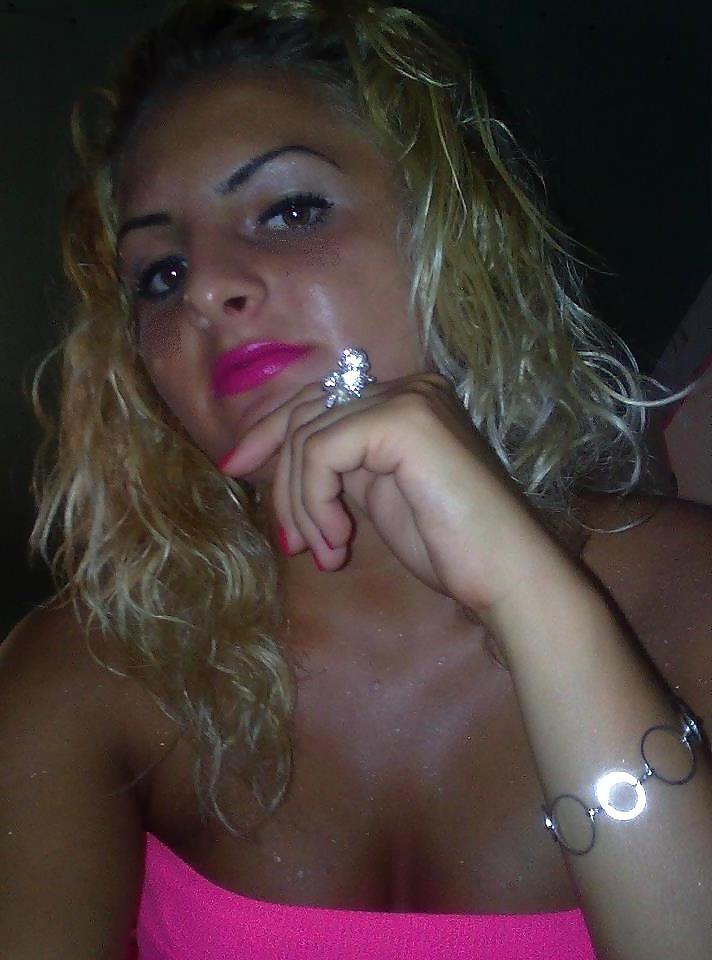 13P Romanian women: andreea