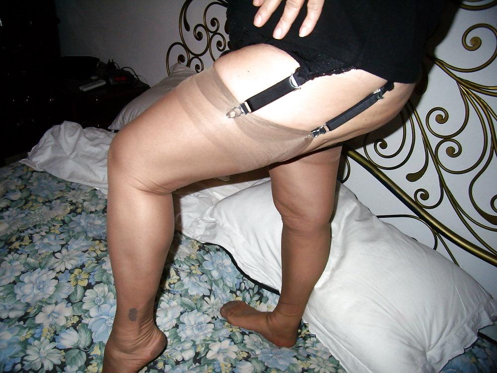 25P Italian housewife in stockings