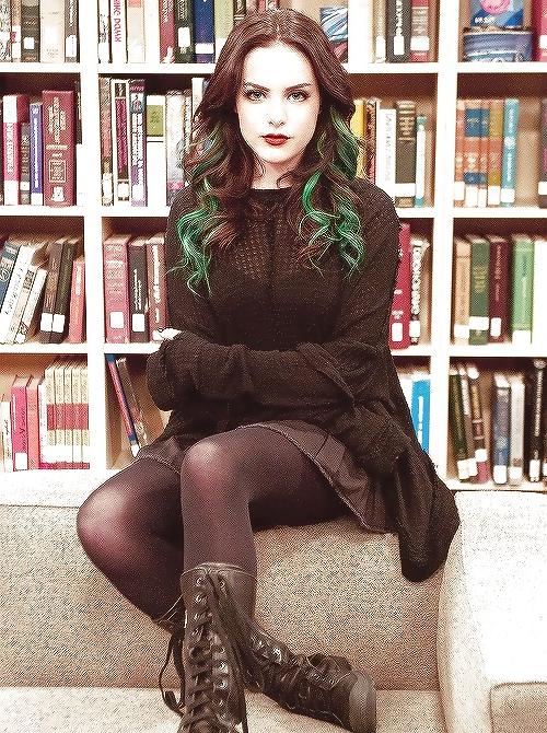 4P Elizabeth Gillies (non-nude)