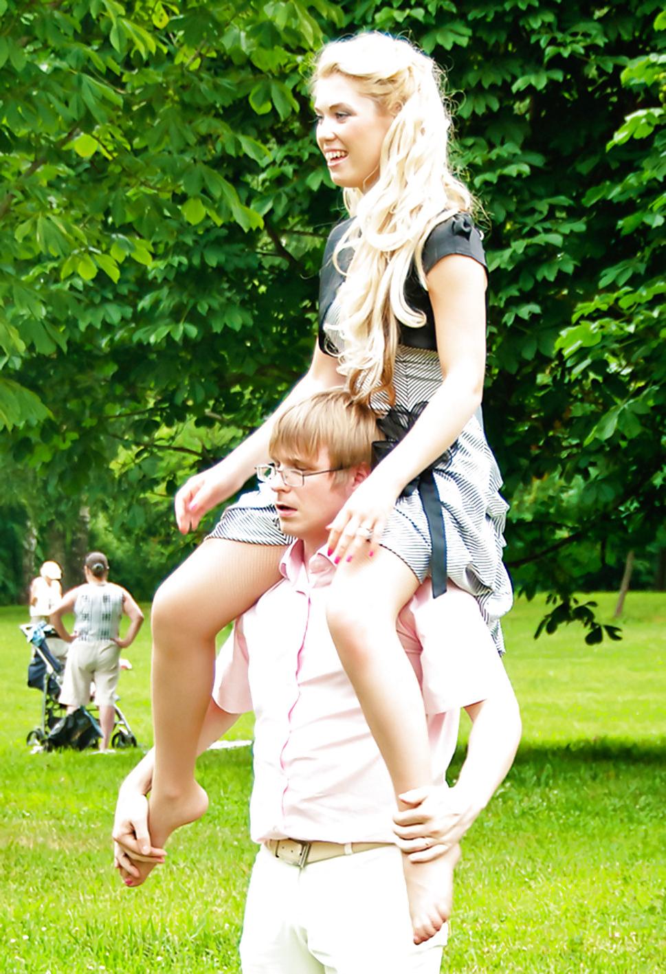 10P In The Streets 092 - Two Sexy Couples (Upskirt)