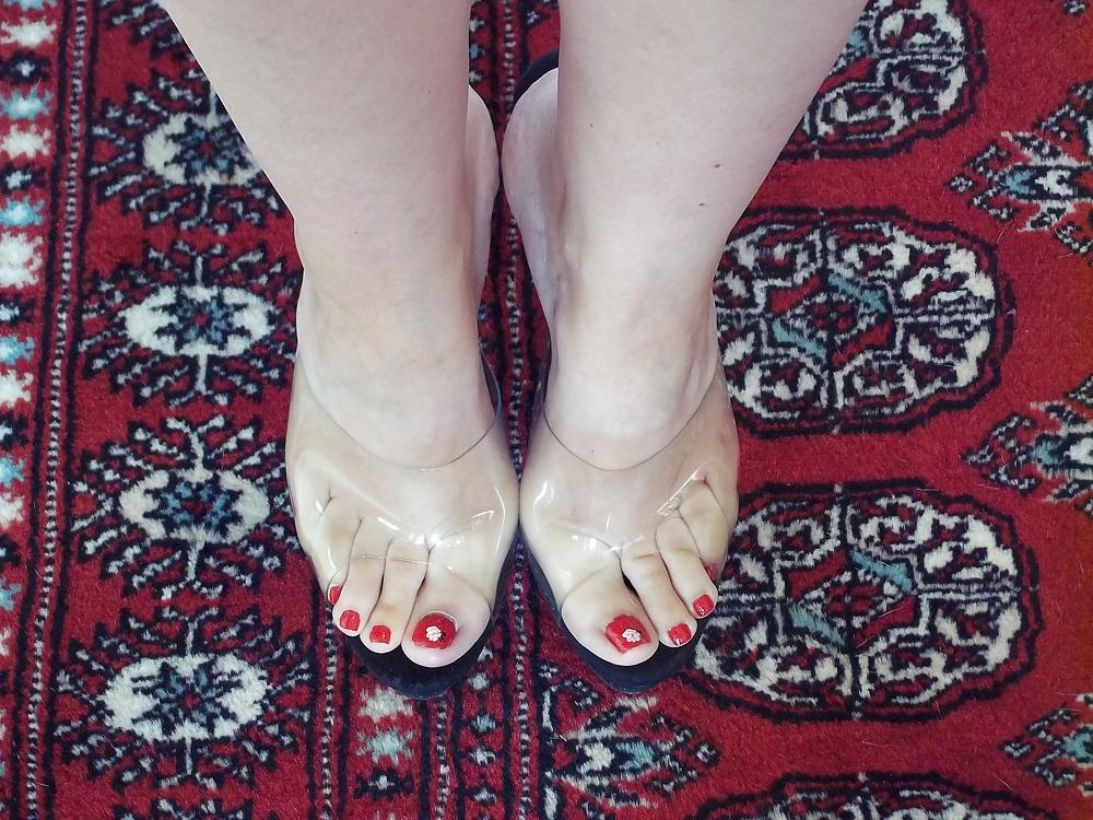 8P FEET FOOT FETISH TOES PUSSY CLIT HEELS ASS COMMENT PLS