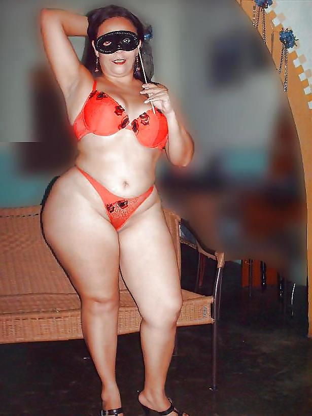25P Moms in their pantys an swimsuits