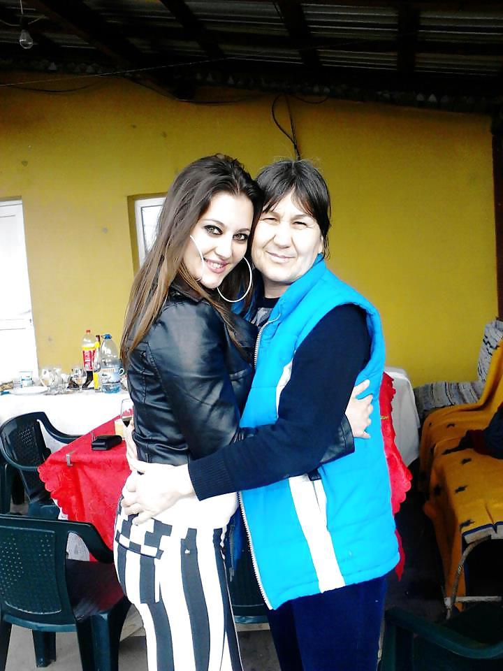 22P Romanian women: Amel