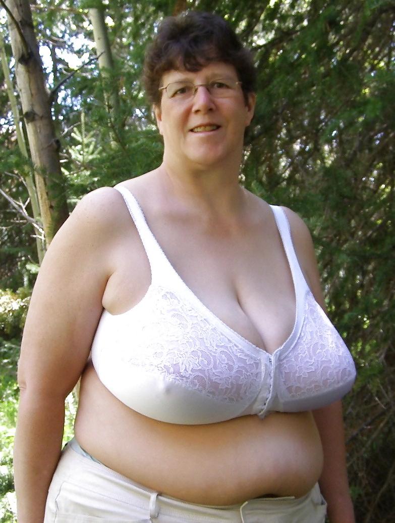 25P Bras on random women 4