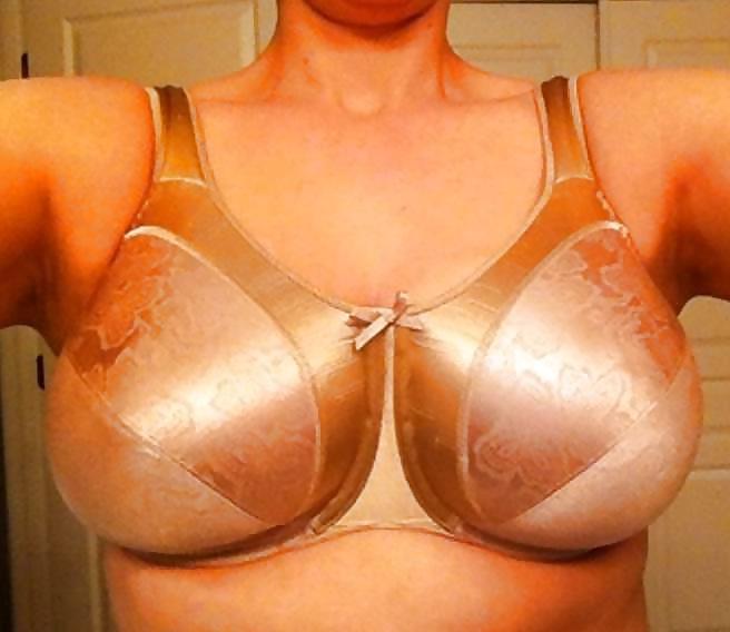 25P Bras on random women 4