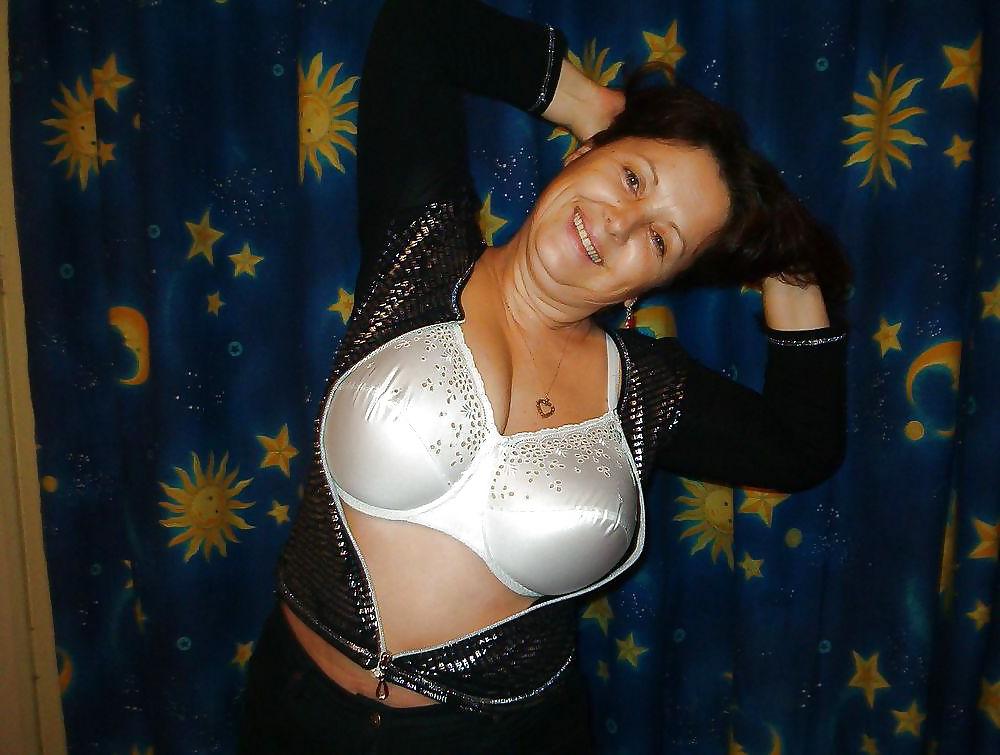 25P Bras on random women 4