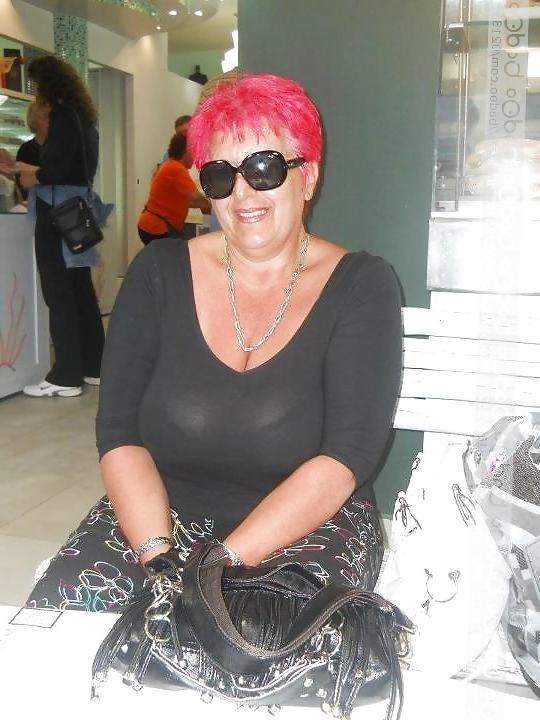25P Redhead Mature Lady