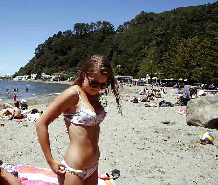 25P Hot GIRLS In Bikini #7 by DarKKo