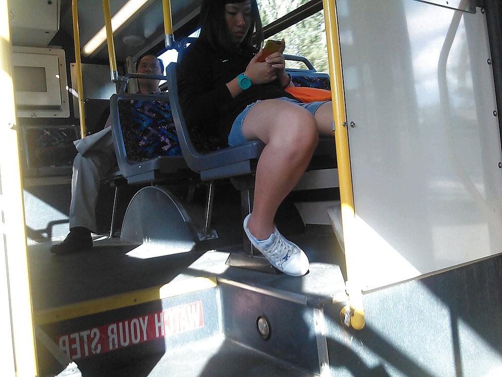 25P Voyeur - Random transit babes, one great look at the camera.