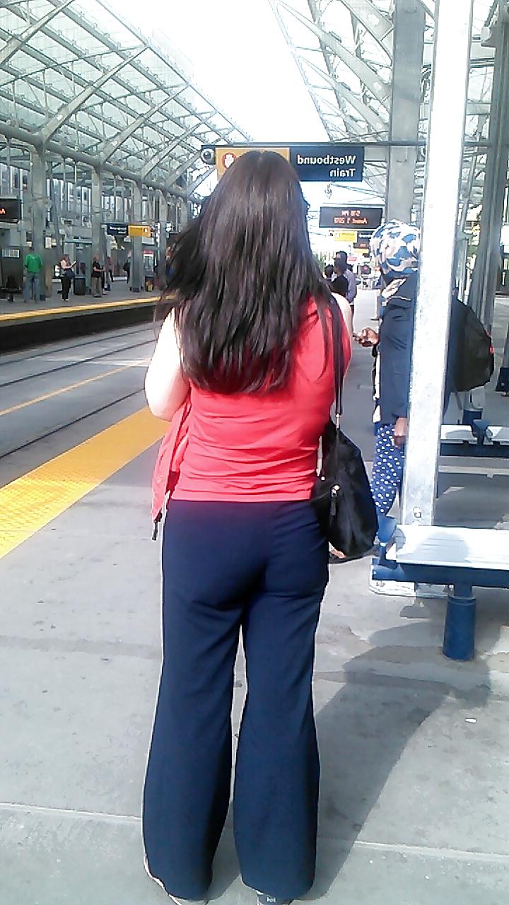 25P Voyeur - Random transit babes, one great look at the camera.