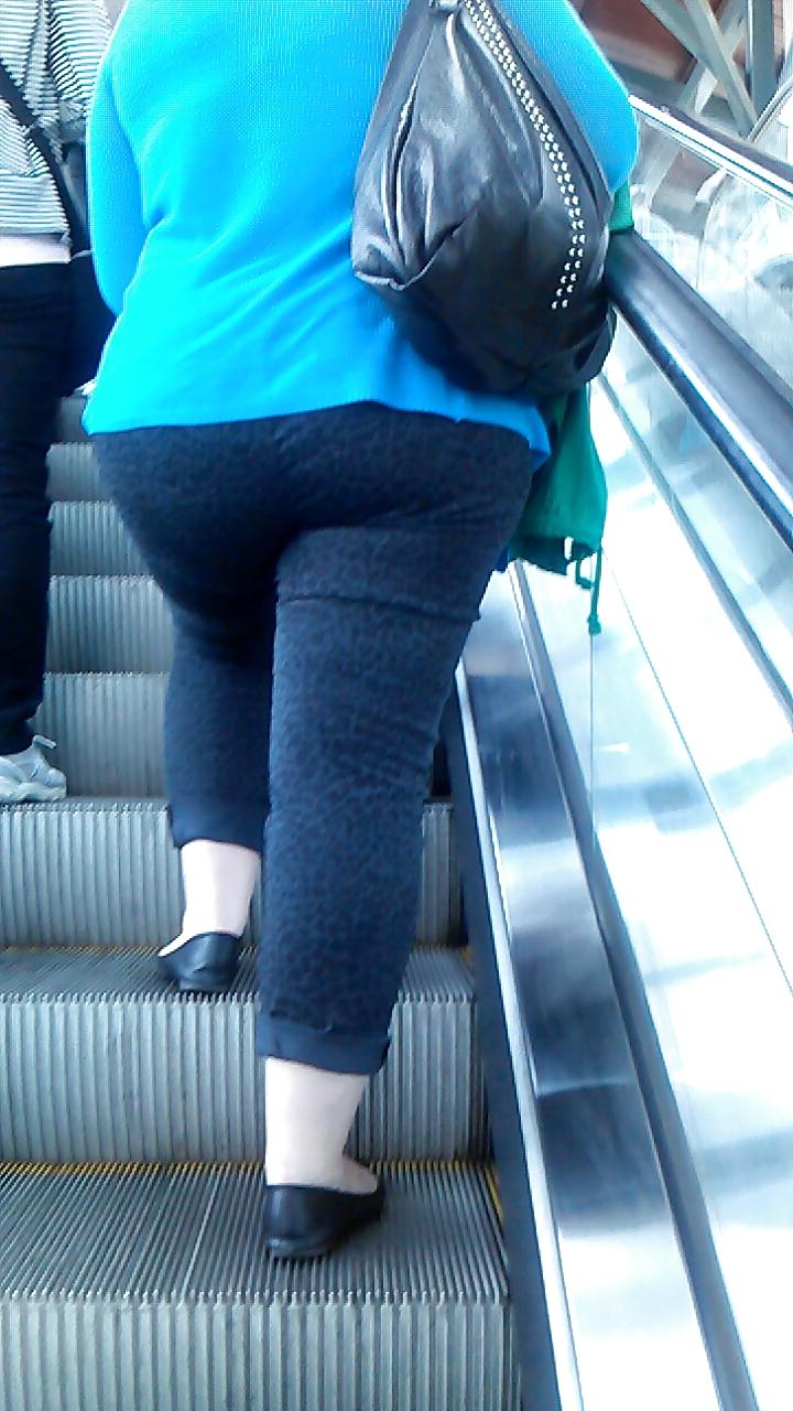 25P Voyeur - Random transit babes, one great look at the camera.