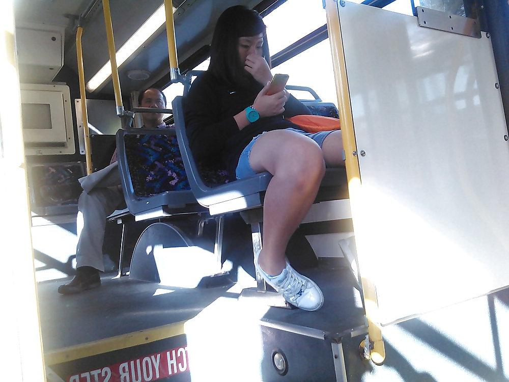 25P Voyeur - Random transit babes, one great look at the camera.