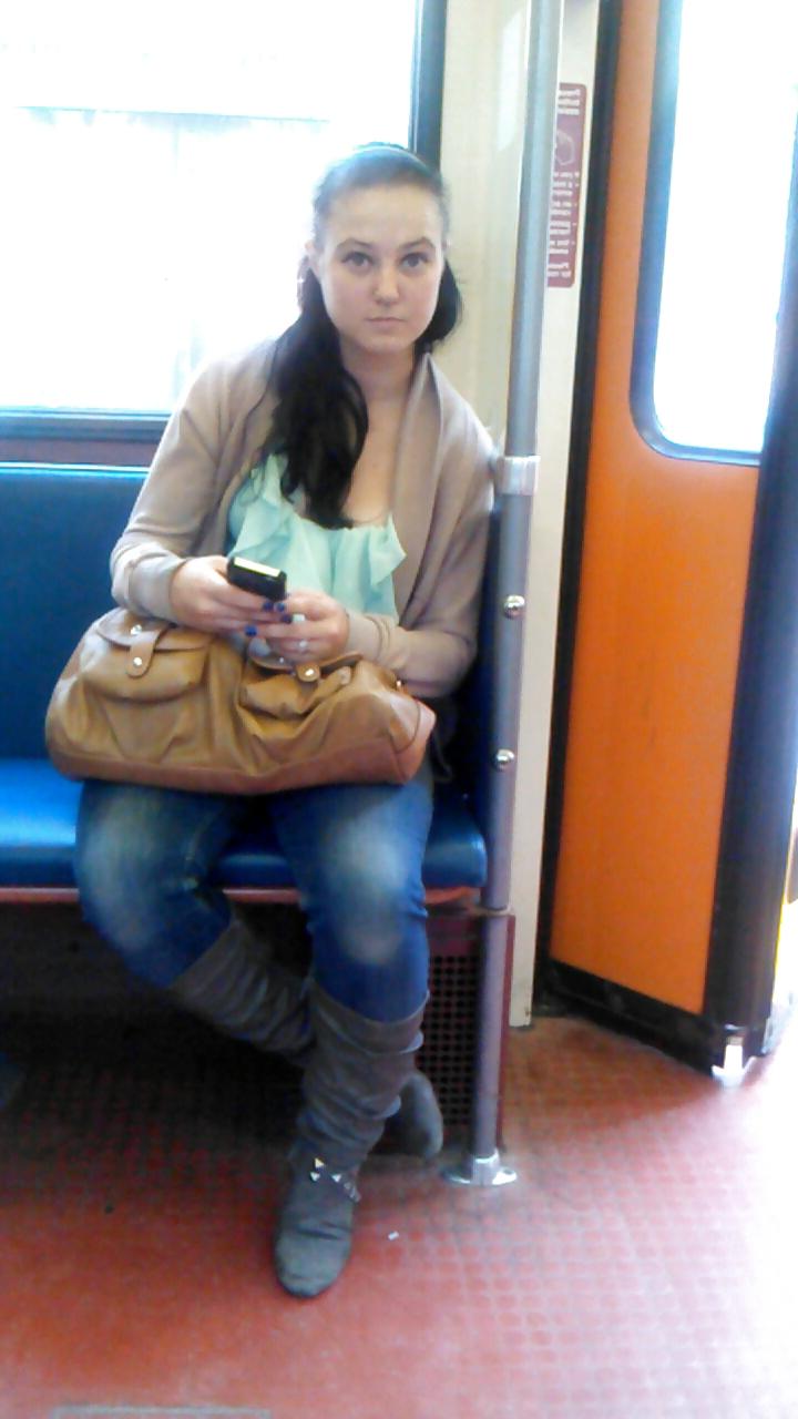 25P Voyeur - Random transit babes, one great look at the camera.