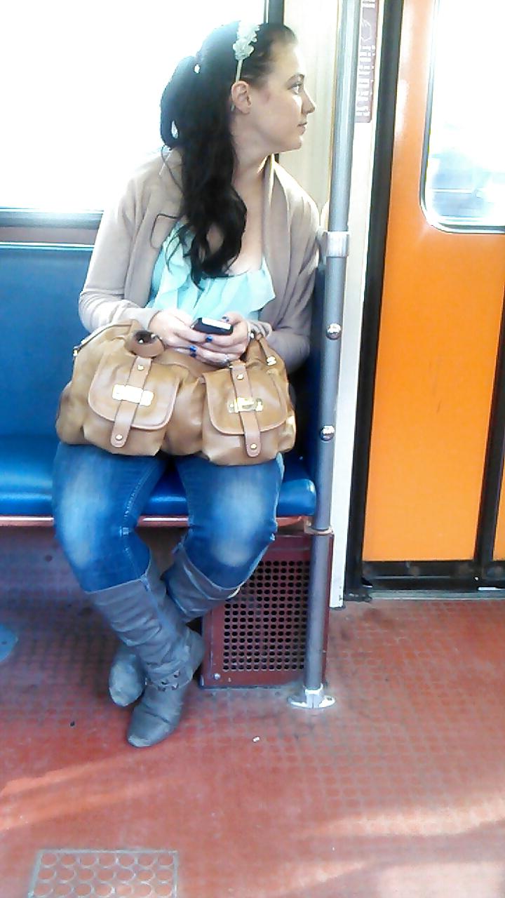 25P Voyeur - Random transit babes, one great look at the camera.