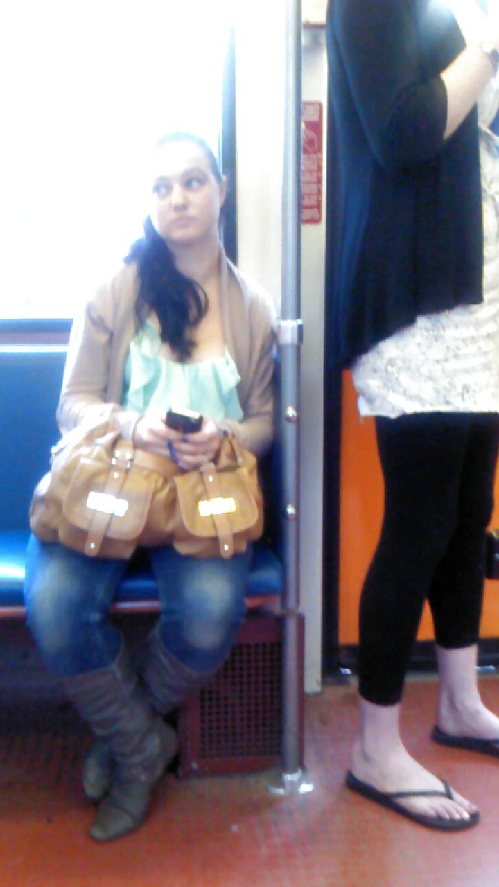 25P Voyeur - Random transit babes, one great look at the camera.