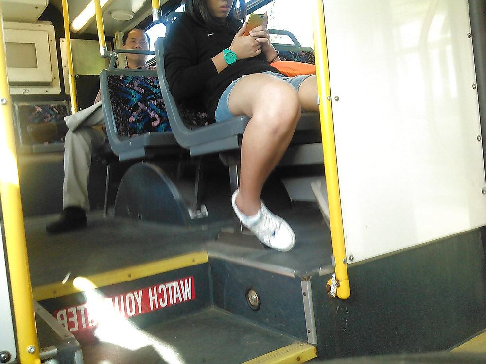25P Voyeur - Random transit babes, one great look at the camera.