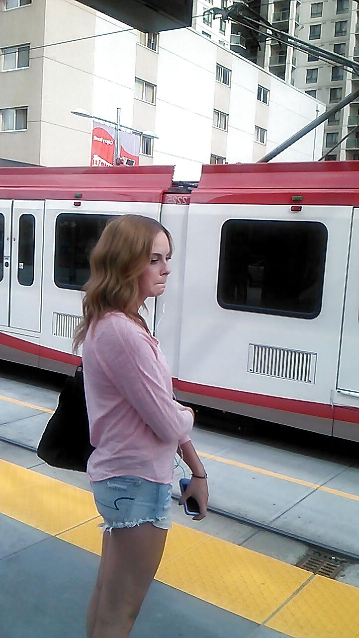 25P Voyeur - Random transit babes, one great look at the camera.