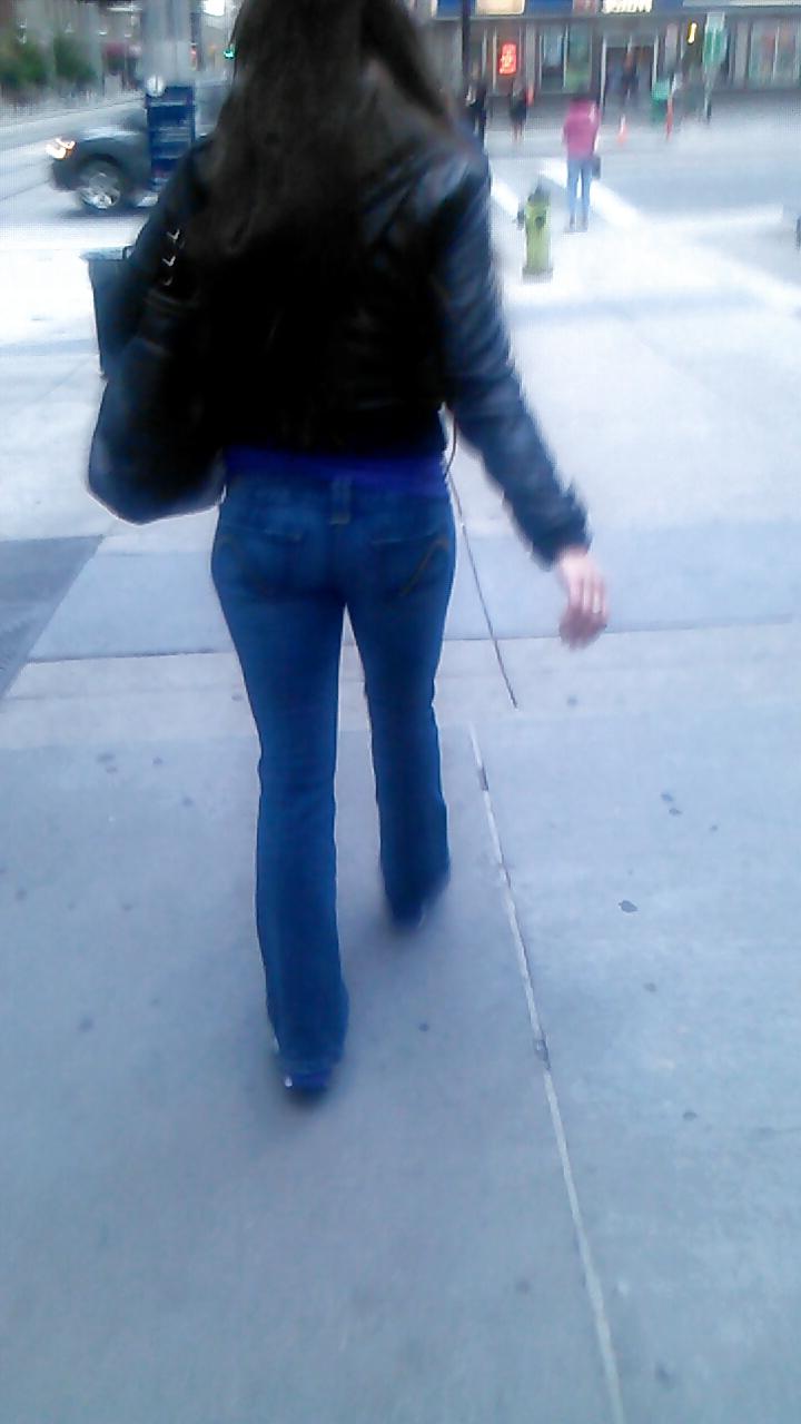 25P Voyeur - Random transit babes, one great look at the camera.