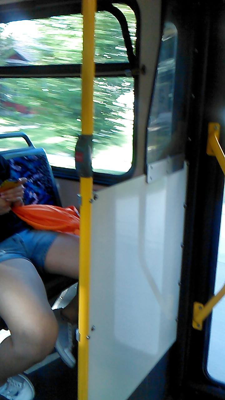 25P Voyeur - Random transit babes, one great look at the camera.