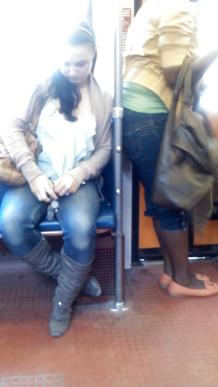 25P Voyeur - Random transit babes, one great look at the camera.
