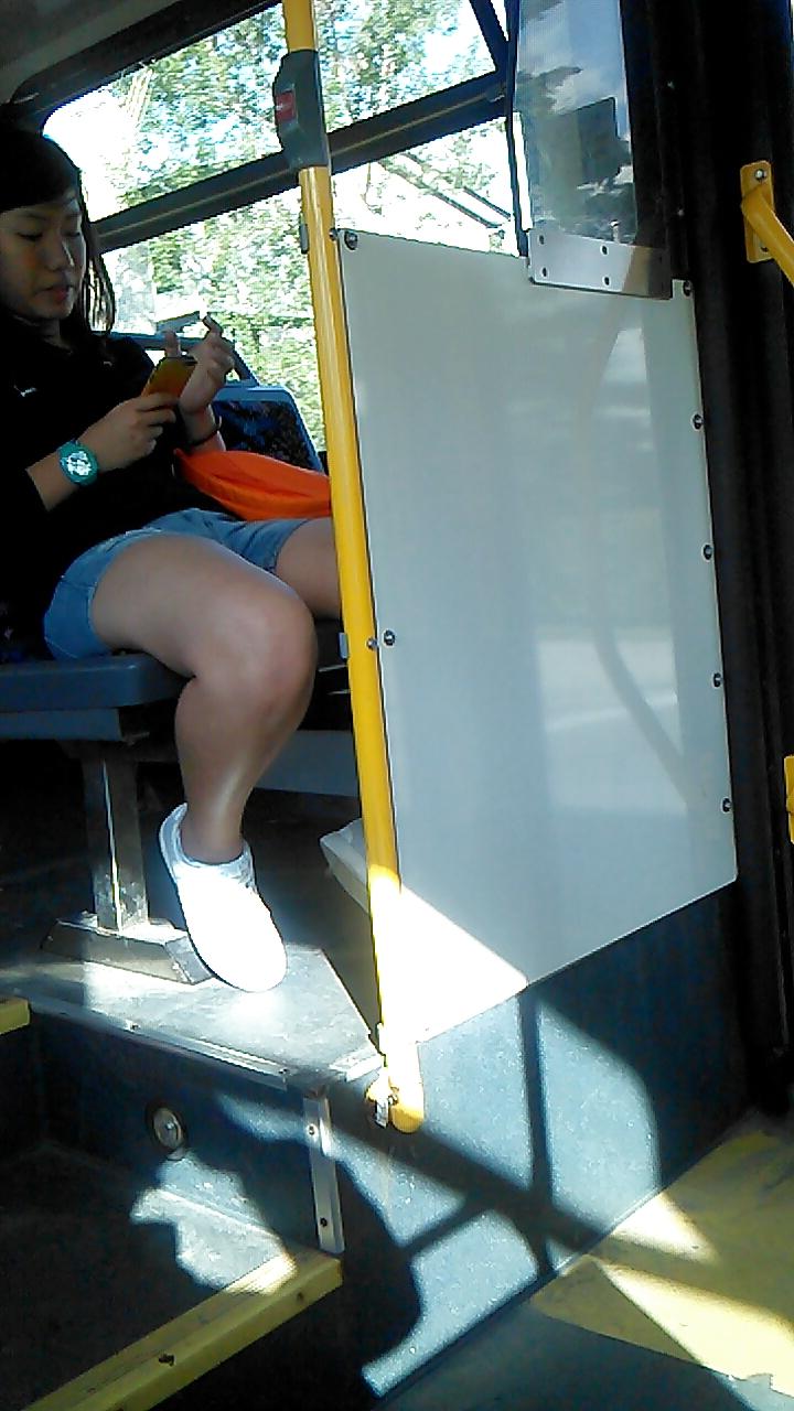 25P Voyeur - Random transit babes, one great look at the camera.