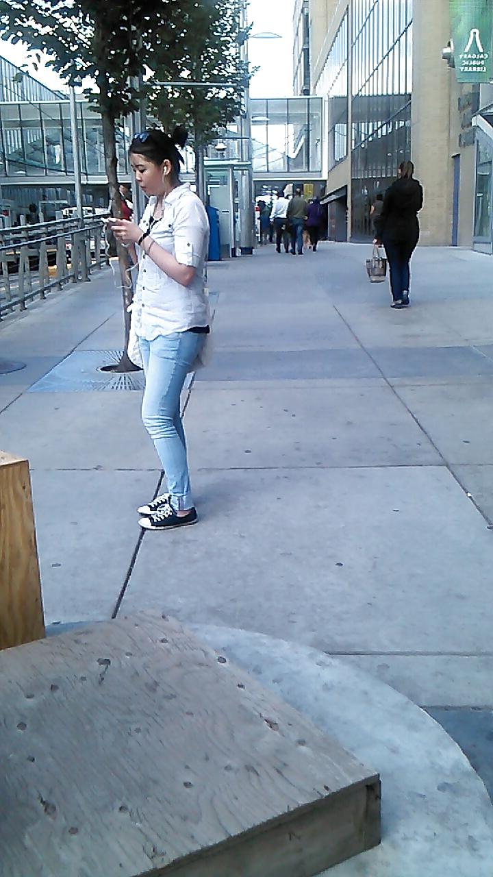 25P Voyeur - Random transit babes, one great look at the camera.