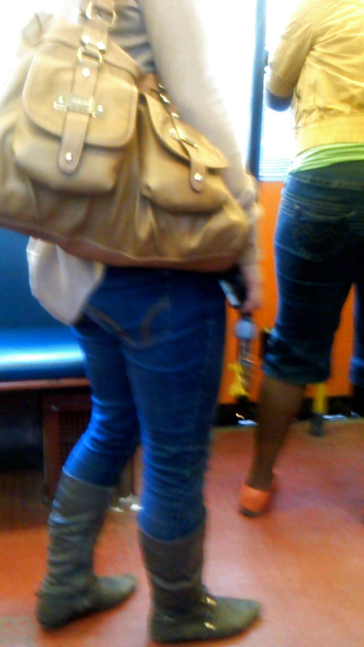 25P Voyeur - Random transit babes, one great look at the camera.