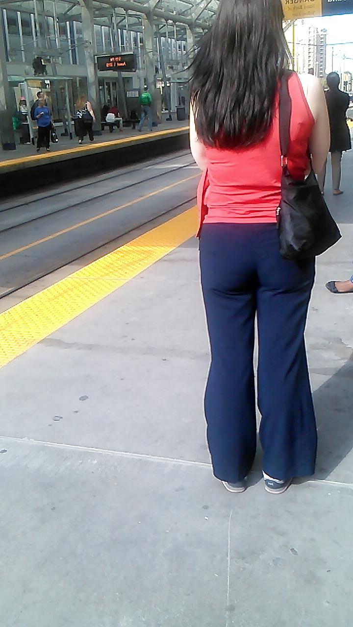 25P Voyeur - Random transit babes, one great look at the camera.
