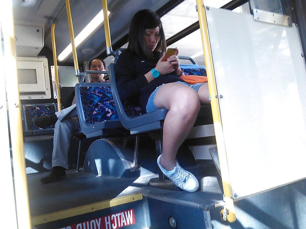 25P Voyeur - Random transit babes, one great look at the camera.