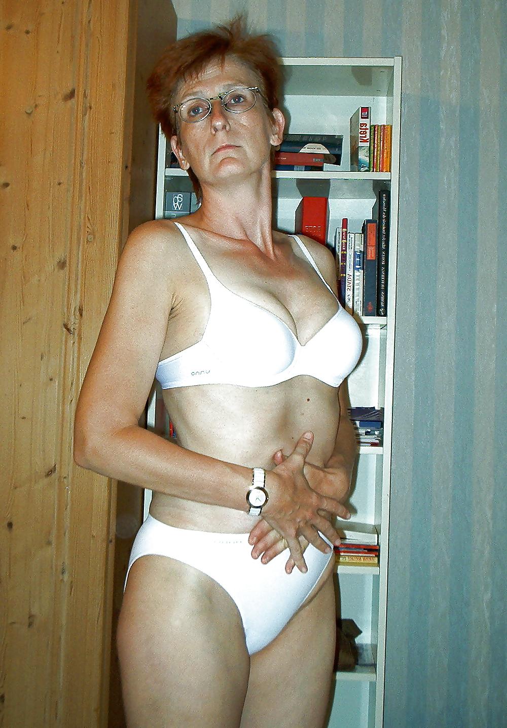 25P Grandma red likes showing off