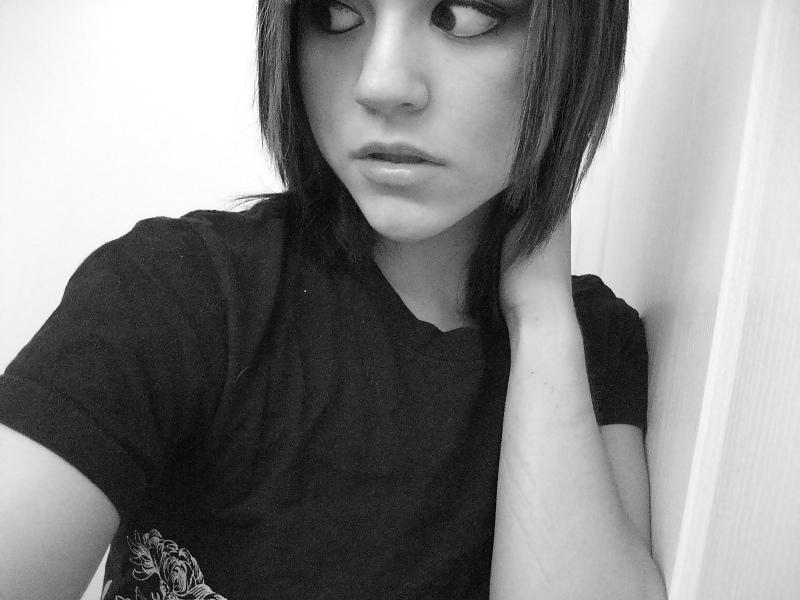 25P Non nude Teen posing