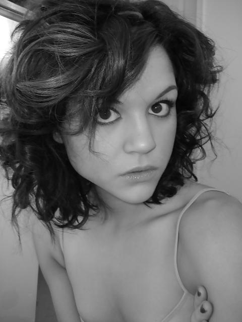 25P Non nude Teen posing