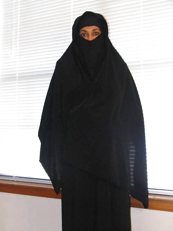 25P HORNY LADY IN HIJAB