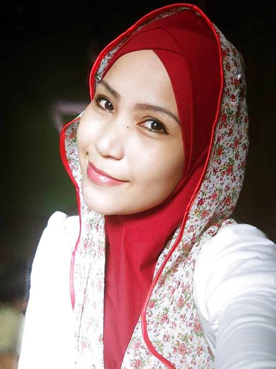 25P HORNY LADY IN HIJAB