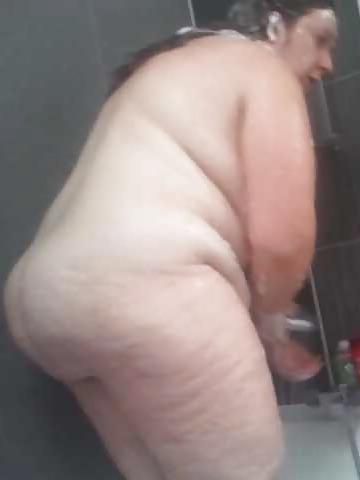 11P BBW wife in the shower - Ses gros seins sous la douche