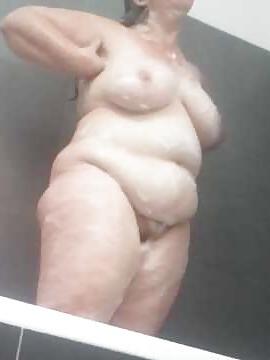 11P BBW wife in the shower - Ses gros seins sous la douche