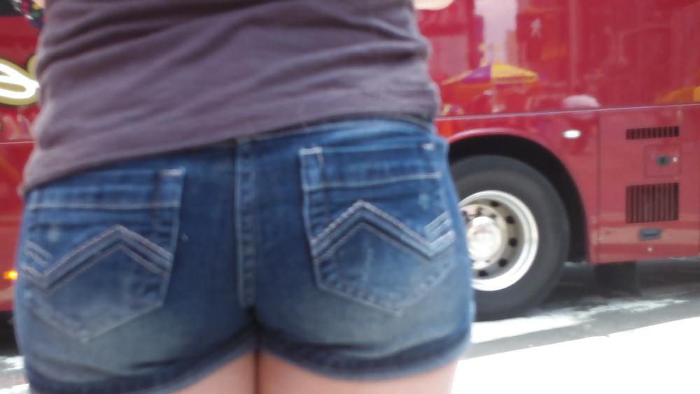 25P Everybody loves girls butt & ass up close and tight