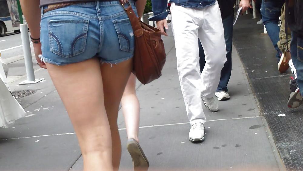 25P Everybody loves girls butt & ass up close and tight