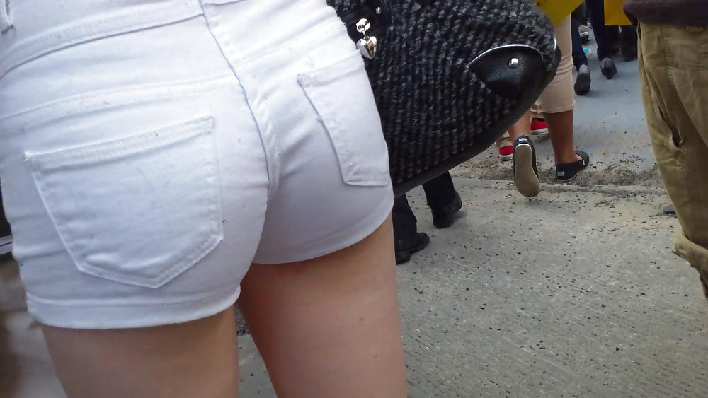 25P Everybody loves girls butt & ass up close and tight