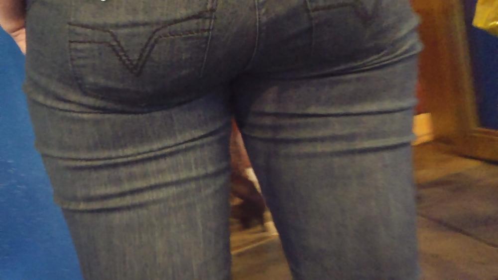 25P Everybody loves girls butt & ass up close and tight