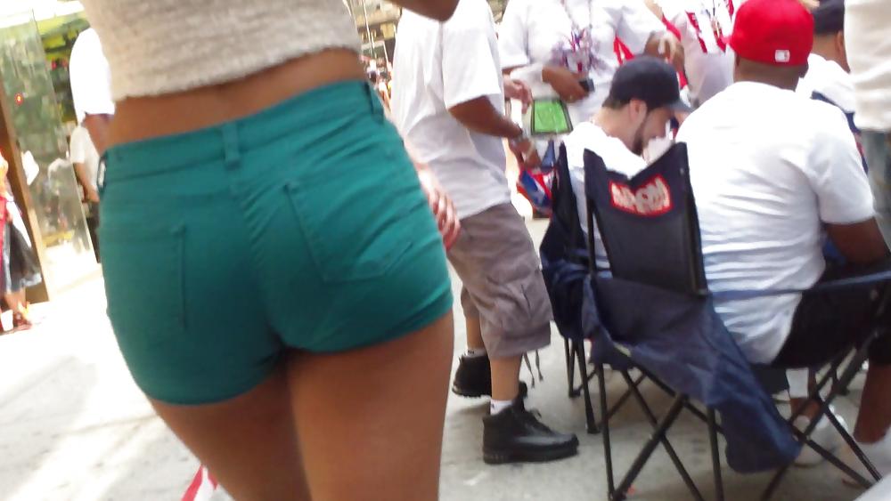 25P Everybody loves girls butt & ass up close and tight