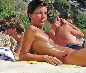 25P Frauen nacktbaden in der sonne oder im wasser 