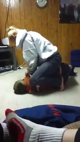 16P Voyeur Wrestle Mamani Scissor Squeeze