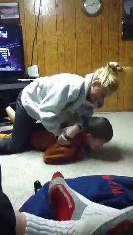 16P Voyeur Wrestle Mamani Scissor Squeeze