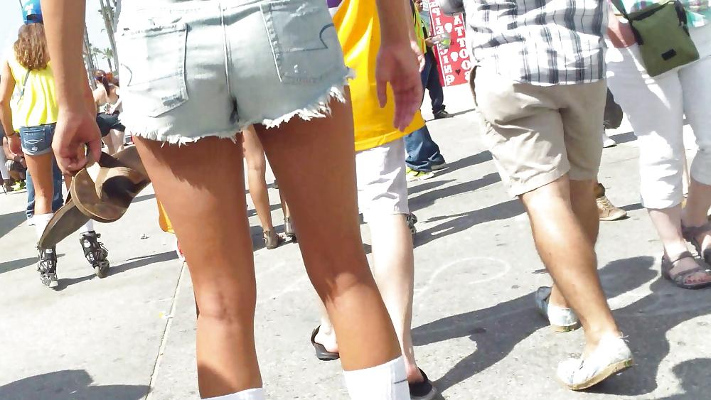 21P Girl in skate butt & ass in shorts