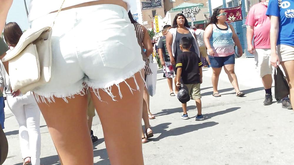 21P Girl in skate butt & ass in shorts