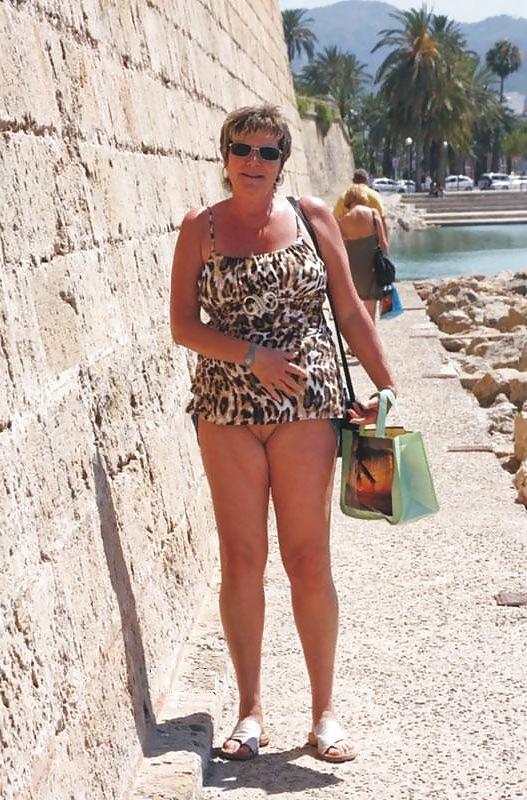 24P Les Salopes (Upskirt)